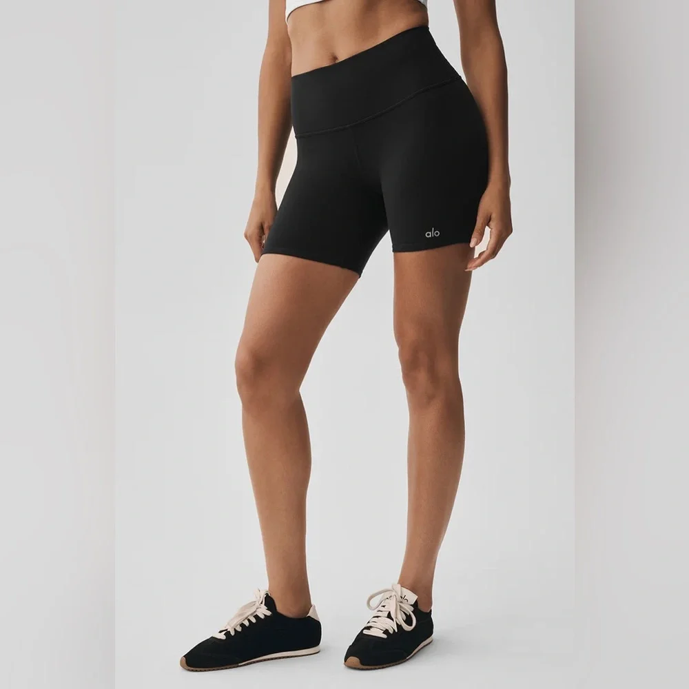 ALO YOGA | ✨NEW✨ Airbrush High-Waist Biker Short in Black
